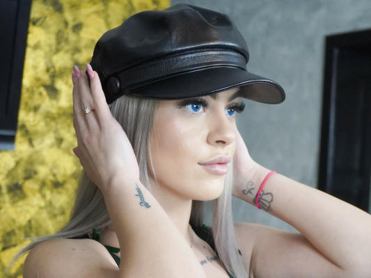 Ariana's Wild Vocal Session in VR Bliss - Image 1