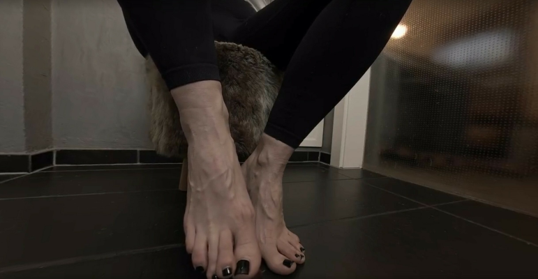 Sabdeluxe Food Crush Fetish in Stunning 8K VR - Image 3