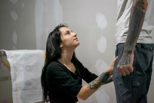 Zoe Foxxy - Slutty teen fucks the contractor as payment - Image 4